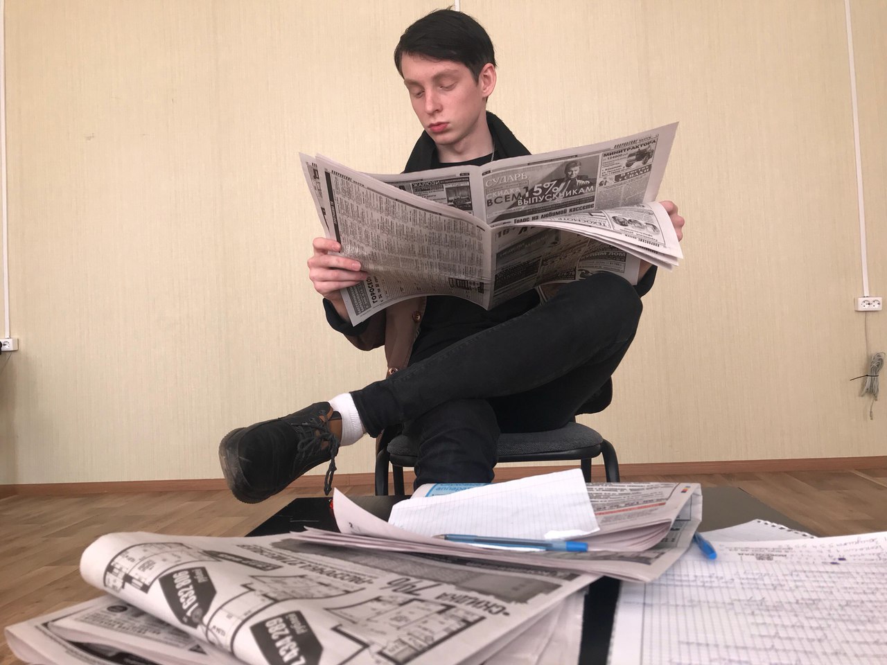 Электронная газета новостей. Мужчина с газетой. Чтение газеты. Читает газету. Человек читает газету.