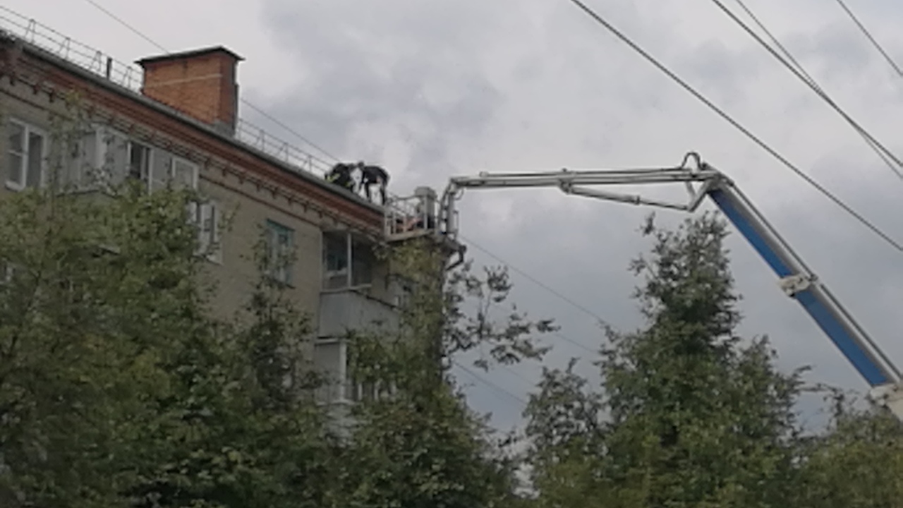 Ковров улица муромская. Фотография с крыши в Коврове. Маленький мальчик на крышу залез. Картинки спасатель снимает ребёнка с крыши.