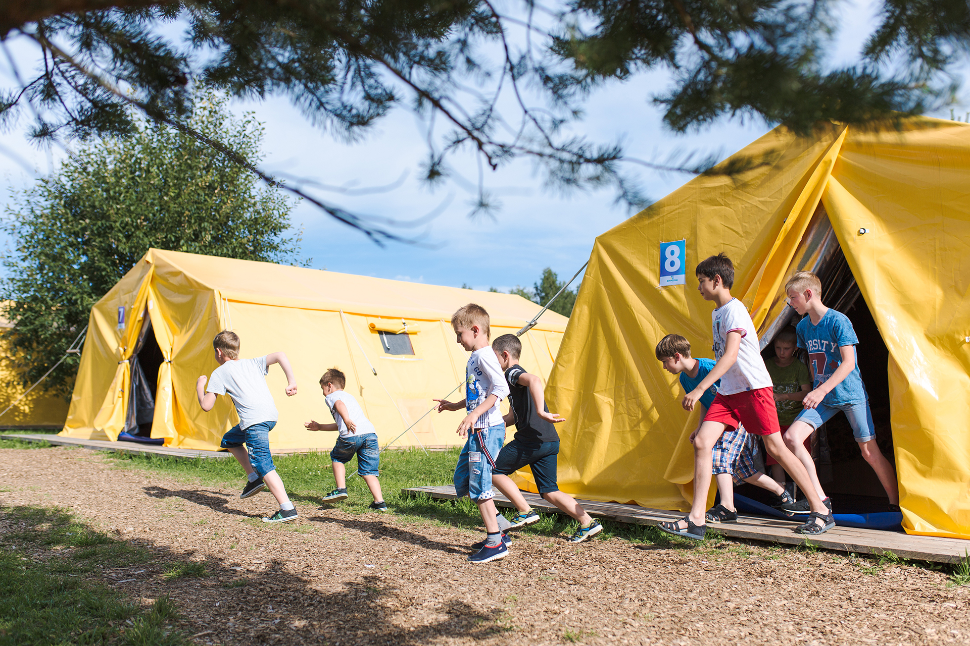 Camp russia. Палаточный лагерь. Палаточный лагерь для детей. Детский лагерь в палатках. Летний палаточный лагерь.